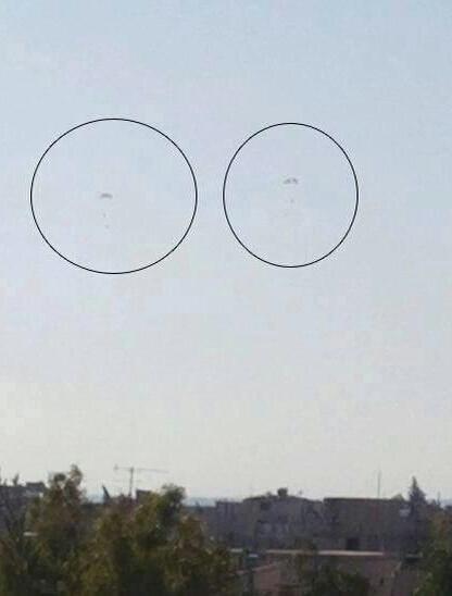 Hình ảnh cho thấy 2 phi công đã nhảy thoát ra khỏi chiếc máy bay bị bắn