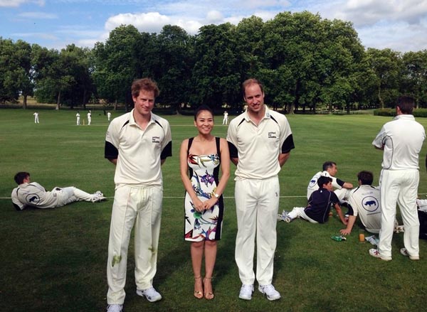 Thu Minh vui vẻ tạo dáng chụp ảnh và chúc mừng chiến thắng của đội hoàng từ William tại trận đấu cricket (Hoàng tử Harry trong đội của Hoàng gia còn William trong đội của United For Wildlife)
