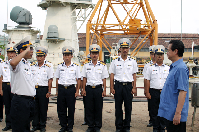 Cán bộ, chiến sĩ nhà máy đóng tàu Ba Son đón Thủ tướng Nguyễn Tấn Dũng