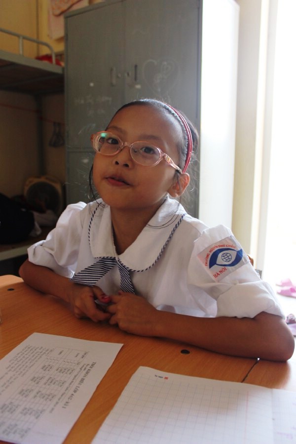 Yến Nhi (9 tuổi) với cặp kính dầy gần 20 đi -ốp.