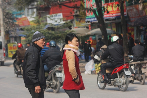 Cảnh người dân qua đường nguy hiểm trước cổng bệnh viện K cơ sở Tân Triều (Thanh Trì, Hà Nội) (Ảnh: Vietnamnet)