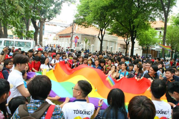 Ngoài ra còn có hàng trăm bạn trẻ là người đồng tính, song tính, chuyển giới và cộng đồng người dị tính ủng hộ hôn nhân đồng giới.