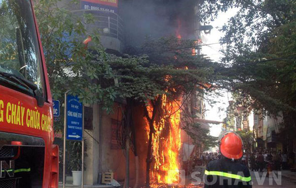 Sự việc vừa xảy ra vào khoảng 8h30 ngày 2/6, tại phố Triều Khúc, quận Thanh Xuân, Hà Nội.