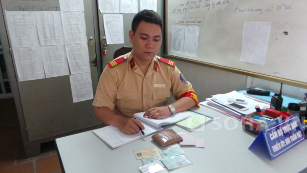 Thượng sỹ Bùi Tuấn Việt đang tra cứu địa chỉ bị hại