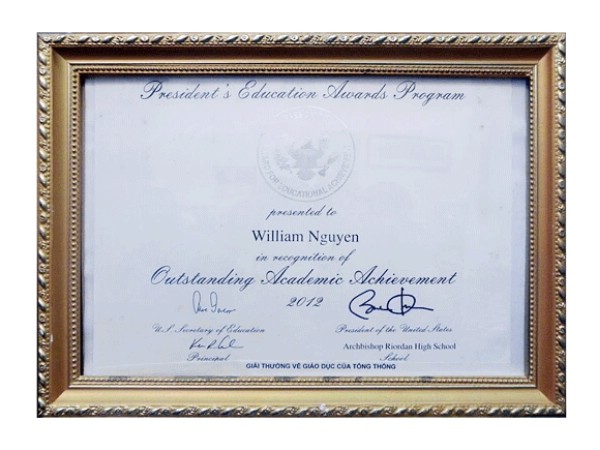 Chàng trai 9x được nhiều bạn trẻ biết đến khi được Tổng thống Mỹ Obama trao tặng bằng khen thành tích học tập xuất sắc của trường năm học 2012-2013. Và năm nay, chàng trai Việt này còn trở thành một trong 20 đại sứ cho Trường Mt Olympus Shreddology.