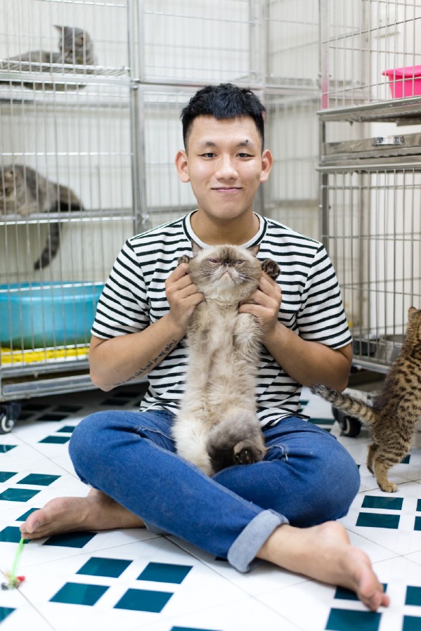Lê Thành Trung (sinh năm 1993), là sinh viên Trường ĐH Sư phạm Trung ương được biết đến với nick - name Eck Lee với tình yêu mèo và sở hữu cơ “trại” nuôi mèo nhập nước ngoài với tổng “tài sản” lên đến gần nửa tỷ đồng.
