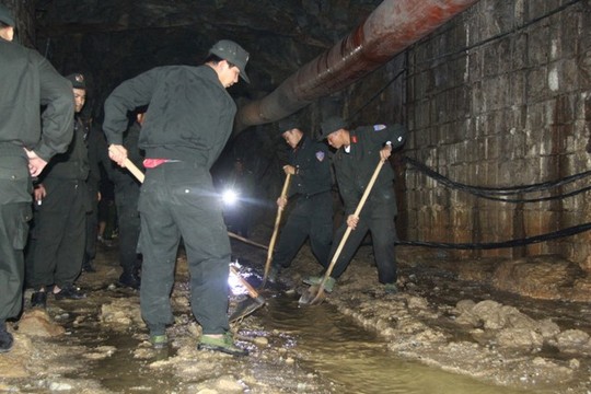 Lực lượng cứu hộ khơi thông dòng chảy.(Ảnh: Cao Nguyên/ Người Lao Động)