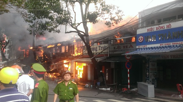 Trung tâm thành phố chìm trong biển lửa