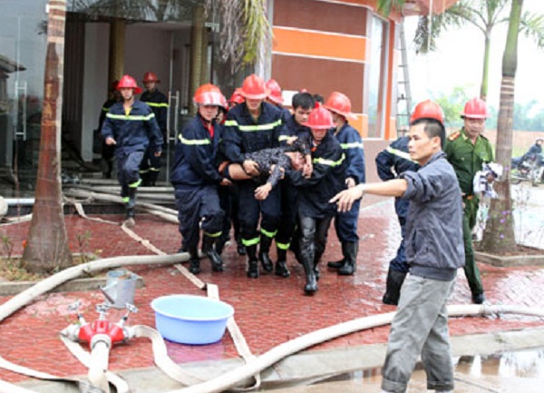 Lực lượng cảnh sát PCCC đưa nạn nhân ra ngoài (ảnh Báo Lạng Sơn)