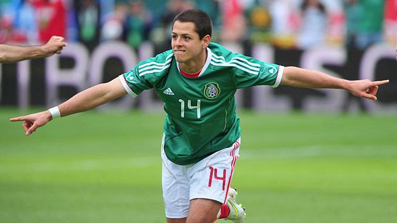 Chicharito luôn sẵn sàng hạ gục đối thủ