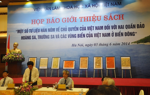 GS, TS Nguyễn Xuân Thắng – Chủ tịch Viện Hàn lâm Khoa học xã hội Việt Nam phát biểu tại buổi họp báo (Ảnh: Tuấn Nam)