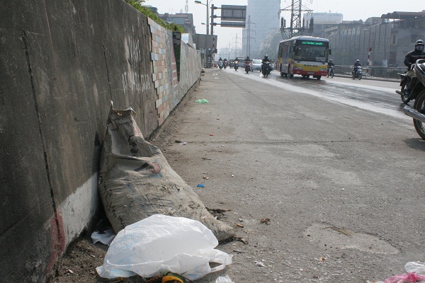 Đoạn đường dài 4km vừa kết thúc cũng là rất nhiều rác được để tại đây