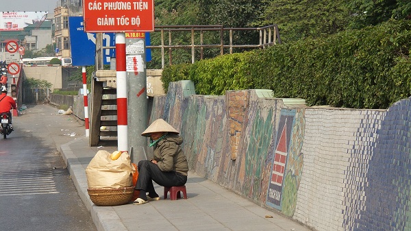 Những người bán hàng rong cũng chọn cho mình con đường này làm nơi bán hàng lý tưởng