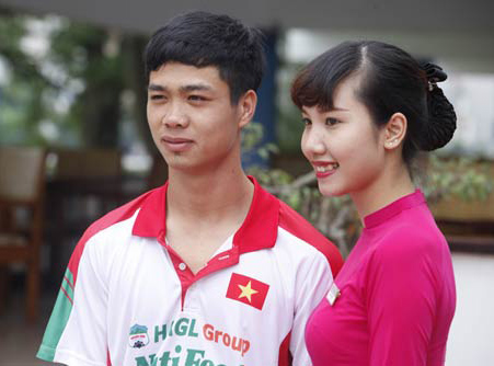 Chỉ ngày sau đó trở về Hà Nội dự giải U19 Đông Nam Á, Công Phượng gây bất ngờ với mái tóc gọn gàng