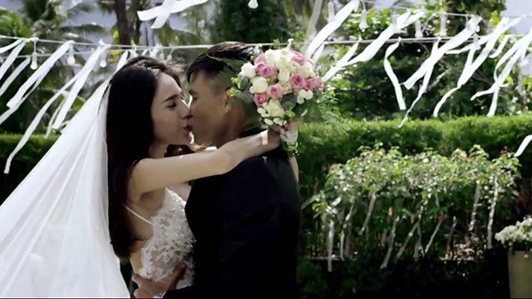 Nụ hôn của cặp đôi trong MV Happy Ending.