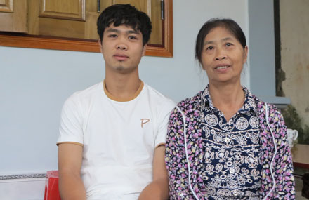 Sau thời gian tập luyện thi đấu liên tục, đội trưởng U19 Việt Nam có một kì nghỉ. Không ít NHM đã bất ngờ khi được thấy hình ảnh Công Phượng râu ria lộn xộn ở Nghệ An bên gia đình.
