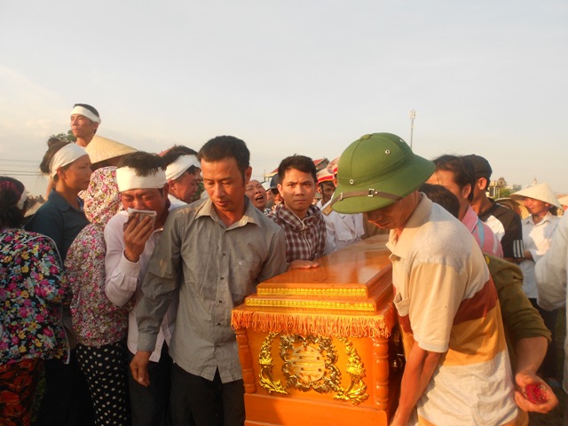 Di hài hai vợ chồng được an táng tại nghĩa trang thuộc thôn 6, xã Đông Anh, huyện Đông Sơn.
