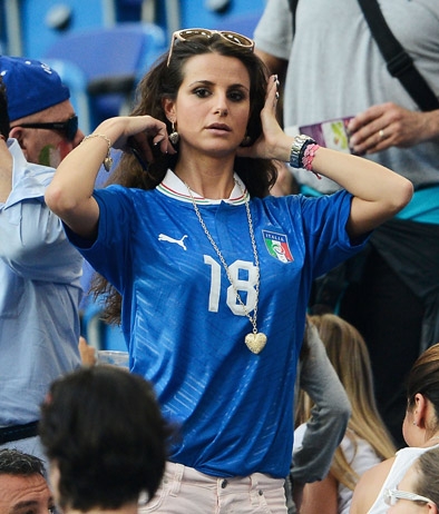 Cristina cổ vũ cho Montolivo khi anh thi đấu cho tuyển Italia