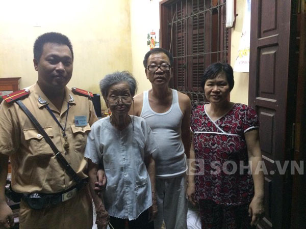 Cụ Trần Thị Cẩm được đoàn tụ cùng gia đình sau gần 1 ngày đi lạc đường.