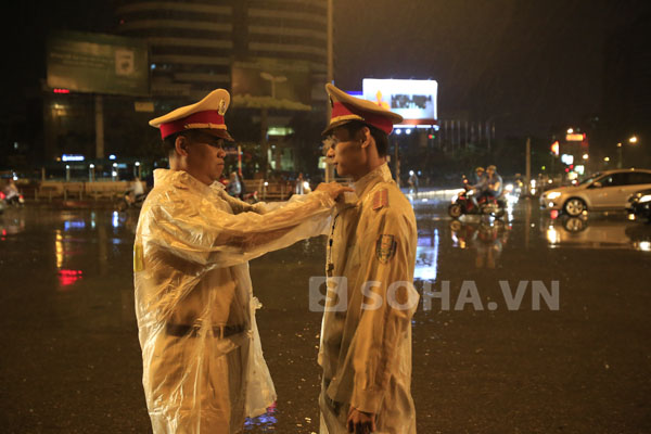 Áo mưa cũ của các chiến sĩ CSGT không thuận tiện khi làm việc vào ban đêm.