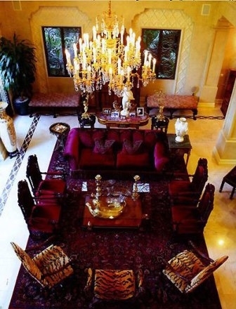 Phòng khách được Mỹ Uyên trang trí nội thất cầu kỳ và sang trọng với đèn chùm và trần dát vàng 24k.