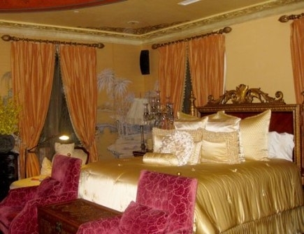 Phòng ngủ thiết kế theo kiểu hoàng gia với nội thất đắt tiền và tông màu vàng sang trọng.