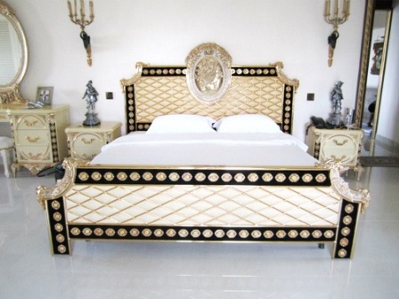 Giường ngủ mang phong cách hoàng gia nhưng theo lối kiến trúc Pháp.