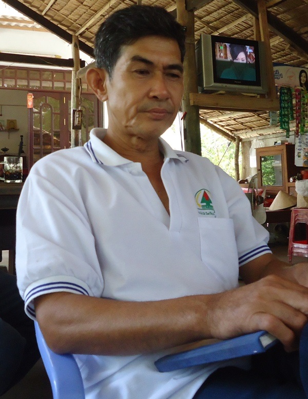Ông Trần Văn Đèo, Trưởng ban nhân dân ấp Thạnh An đang trao đổi cùng PV.
