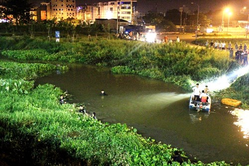 Công an Quận 2 cùng đội thợ lặn lùng sục trong đám lục bình, cỏ dại dưới kênh Sài Gòn để quyết tìm đối tượng thứ hai.