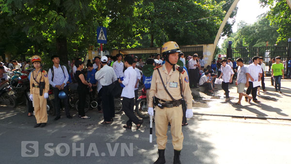 Tại địa điểm thi Trường đại học Bách Khoa Hà Nội, ngoài công việc phân làn đường, đảm bảo an toàn giao thông cho các thí sinh và người nhà. Các cán bộ chiến sỹ Đội CSGT số 4 CA Hà Nội đã giúp đỡ nhiều trường hợp bị lạc đường đến địa điểm thi đúng giờ. Một số trường hợp khó khăn về chỗ ở  cũng được hỗ trợ.