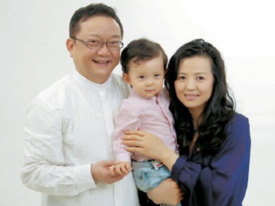 Gia đình viên mãn ở độ tuổi 60 của Vương Cương bên người vợ xinh đẹp Diễm Đông kém ông 20 tuổi.