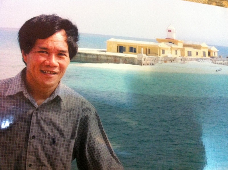 Cựu Đại sứ Nguyễn Quý Bính trong một lần ra Trường Sa (Ảnh do nhân vật cung cấp)