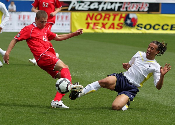 Cầu thủ đội U.19 Dallas Texans (đỏ) đối đầu với U.18 Tottenham ở Dallas Cup 2010