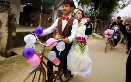 Phương tiện đón dâu chỉ là một chiếc xe đạp cũ, tuy nhiên cặp đôi vẫn tỏ ra vô cùng hạnh phúc trong ngày trọng đại của cuộc đời