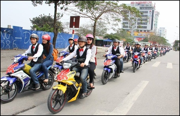 Đoàn xe nổi bật với chữ hỉ đỏ được dán ở đầu xe đã dạo quanh thành phố Hải Phòng với đoạn đường hơn 17km qua các tuyến phố chính.