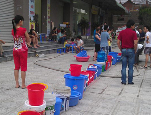 Tình trạng mất nước tại nhiều khu đô thị. Người dân xếp hàng xô, chậu để đi hứng nước chả khác gì những khu tập thể cũ.