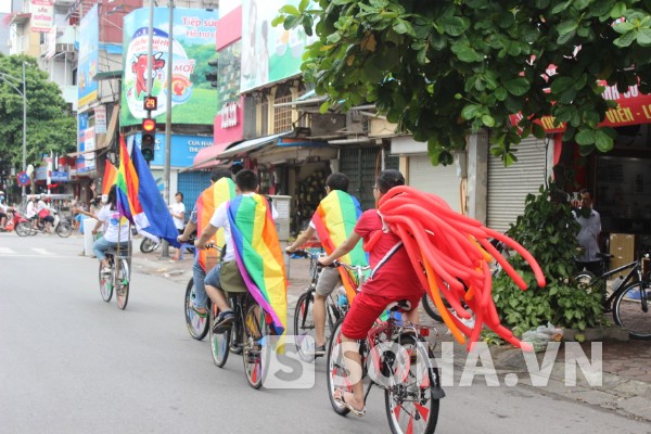 Sự đa dạng màu sắc tung bay trên đường phố Thủ đô