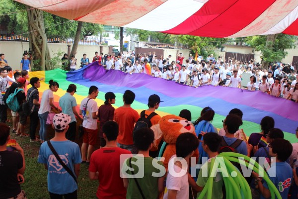 Một lá cờ LGBT cũng sẽ được xếp bằng những dải màu xe đạp, cùng với sự xuất hiện của lá cờ cầu vồng khổng lồ lớn nhất Việt Nam với chiều dài 20m thể hiện tinh thần và sự lớn mạnh của cộng đồng LGBT Việt Nam trong những năm qua.