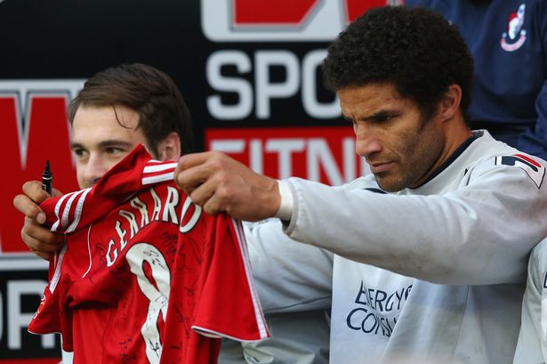 Chiếc áo đấu của Gerrard và Lampard cũng được đem bán đấu giá