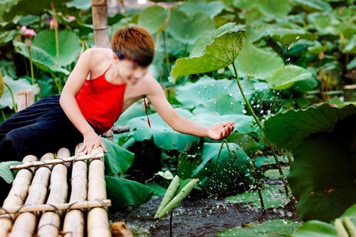 Chàng trai duyên dáng này từng nhận không ít gạch đá từ dân mạng vì dám mặc yếm chụp sen.