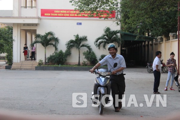 Thí sinh gần 50 tuổi Nguyễn Sơn Tùng tươi cười khi rời phòng thi với môn thi cuối cùng.