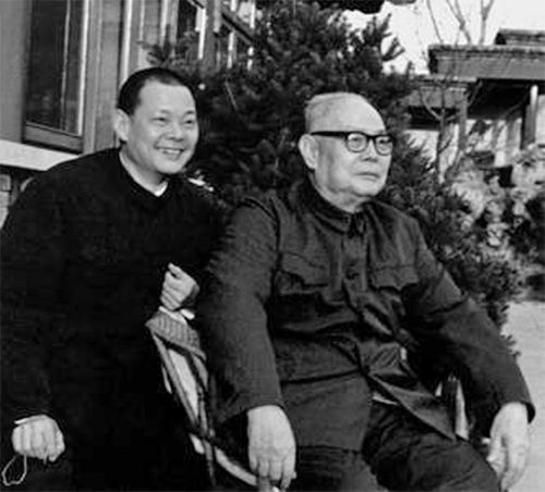 Ông Diệp Tuyển Bình (trái) và cố nguyên soái Diệp Kiếm Anh. Ông Diệp Tuyển Bình cũng từng đảm nhận vị trí trọng yếu trong đảng Cộng sản Trung Quốc.