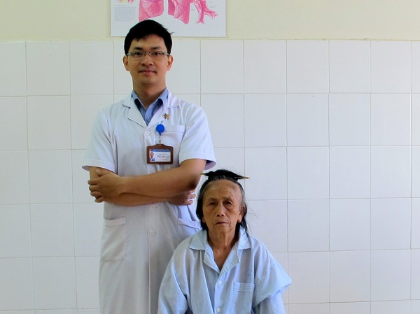 Bệnh nhân Sùng Thị Dí (phải)
