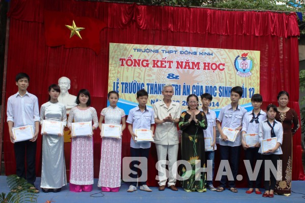 Bên cạnh đó, 143 người học trò lớp 12 của Trường THPT Đông Kinh còn thể hiện tình cảm, cảm ơn sâu sắc đến những người thầy, cô – những người chèo đò lặng lẽ trong lễ trưởng thành, ngày tháng cuối cùng ngồi trên ghế nhà trường.