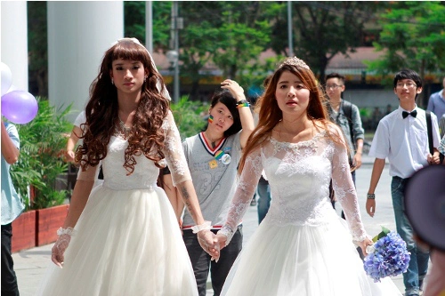 Chuyến xe tình yêu mang tên Yêu là cưới (ảnh: news.zing.vn)