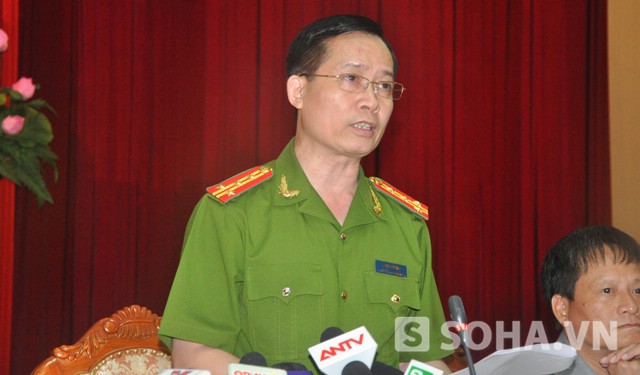 Đại tá Dương Văn Giáp tại buổi họp báo (Ảnh: Tuấn Nam)