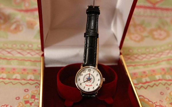 Chiếc đồng hồ Tổng thống Putin tặng bà Mina. 