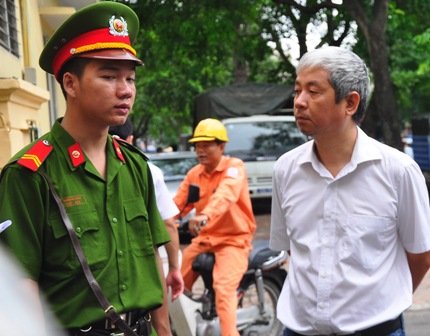 Cái tên bầu Cương không xa lạ gì đối với những người trong giới nghệ thuật. Ông Cương là Phó chủ nhiệm phụ trách điều hành Câu lạc bộ Văn hóa Nghệ thuật Thăng Long thuộc Trung tâm Văn hóa thành phố Hà Nội. Ông Cương là “bầu” của ban nhạc Lãng du.