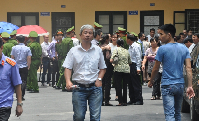 Ông Nguyễn Đức Cương - em trai bầu Kiên tại sân tòa sau khi phiên tòa kết thúc vào trưa ngày 9/6 (Ảnh: Tuấn Nam)