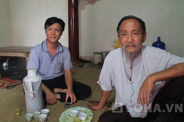 Ông Nguyễn Hữu Uyên (74 tuổi), anh trai cả nạn nhân đang kể về gia cảnh.